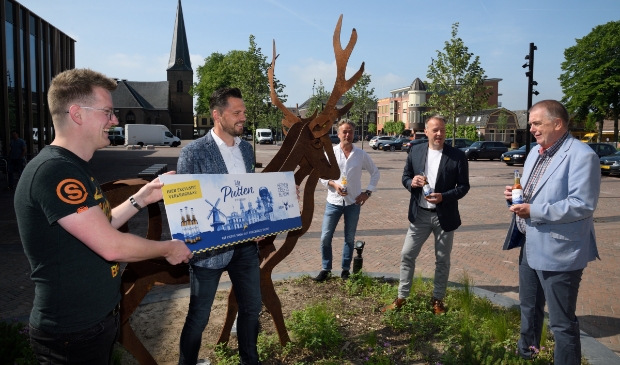 <p>Hert Bier heeft een speciaal Puttens biertje gemaakt. Vlnr: Erik Stoffelsen, Jeroen Wilmink, Jorrit Heinen, Marcel van Pijlen en wethouder Roelof Koekkoek.</p>