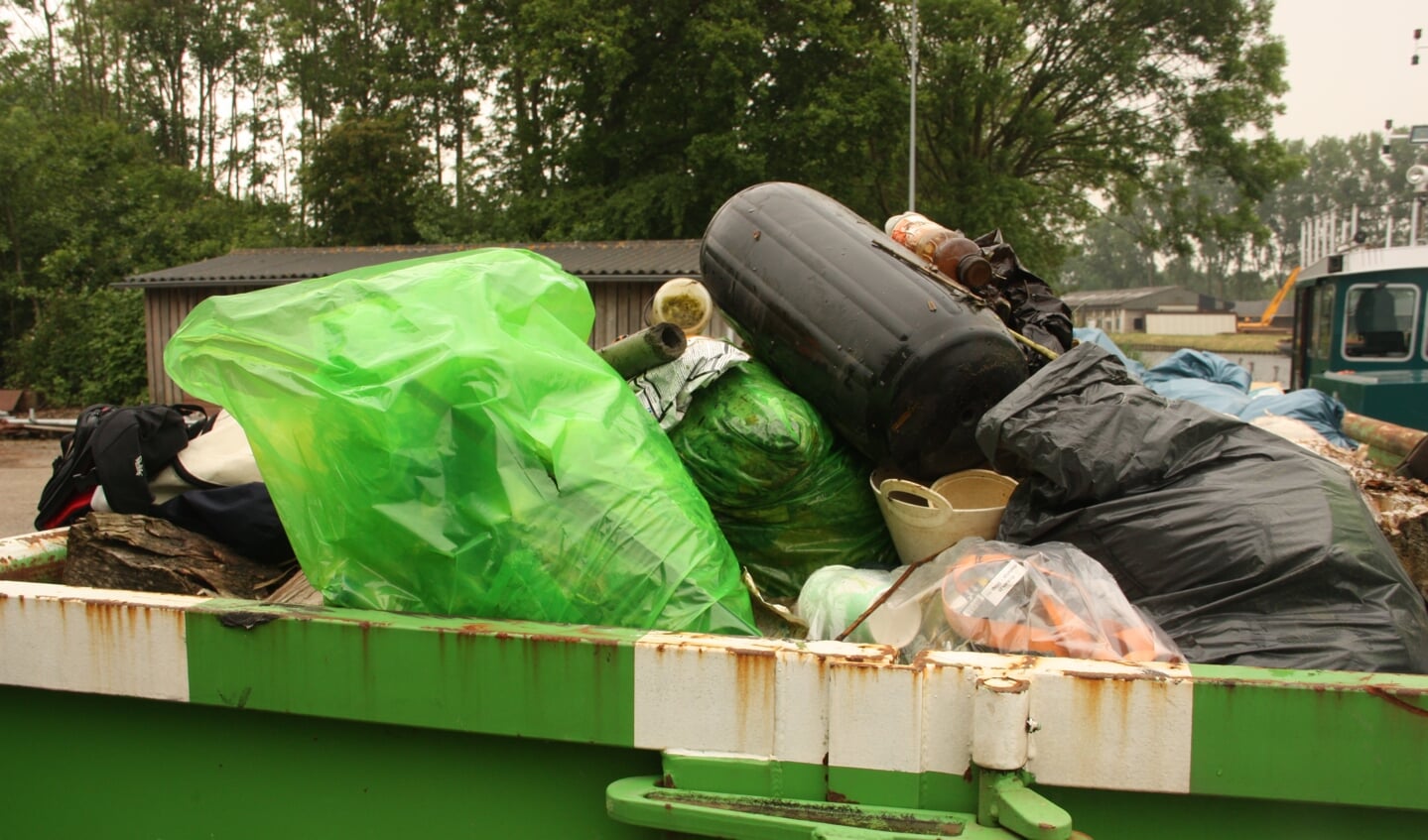 Aan het einde van de schoonmaakactie lag er bij benadering vijf kuub afval in de container, dat achteraf wordt gescheiden.