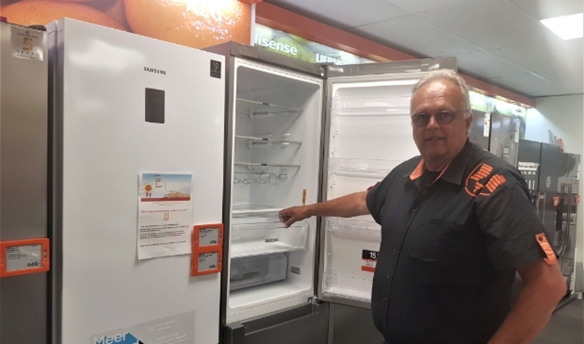 Herbert Boon toont een van de energiezuinige koelkasten die voor de kortingsactie in aanmerking komt. (foto: Kees Stap)