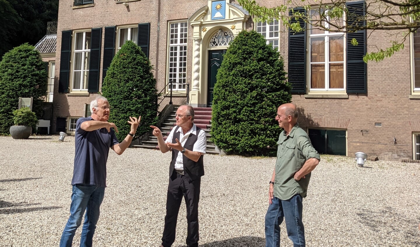 Edwin Blankenstijn, Jacob ter Veldhuis en Marcel Creemers bespreken het zomeravondconcert op Landgoed Zonheuvel.