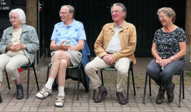 Vier aktieve vrijwilligers bijeen.