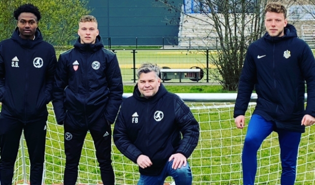<p>De trainers van de VSMN op hun eigen voetbalveld op het sportpark Burgemeester Buining</p>