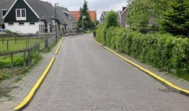 <p>Foto doorgetrokken gele streep voor stopverbod ter illustratie.</p>