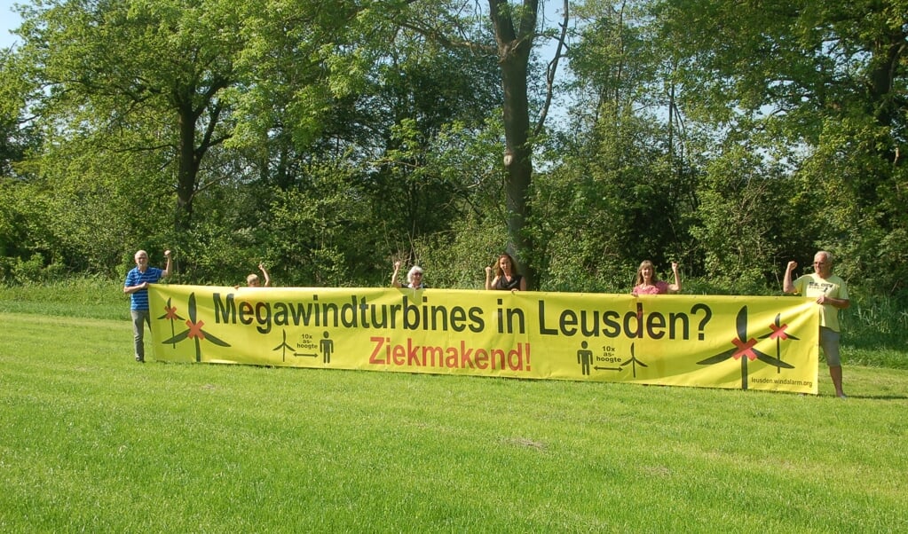Nieuwenhuijse,  Swellengrebel en andere inwoners van de regio bundelen de krachten met een petitie tegen de komst van megawindturbines op land. 