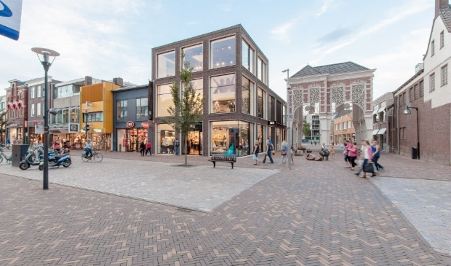 De Hoofdstraat met de Bernard van Kreelpoort. De gemeente streeft naar centralisatie van winkels, waaronder in het centrum.