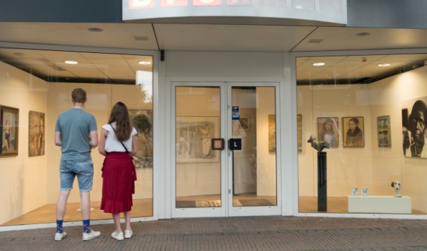 <p>Kunstlijn Lunteren exposeert in een pop-up galerie met Werk in de Winkel.</p>
