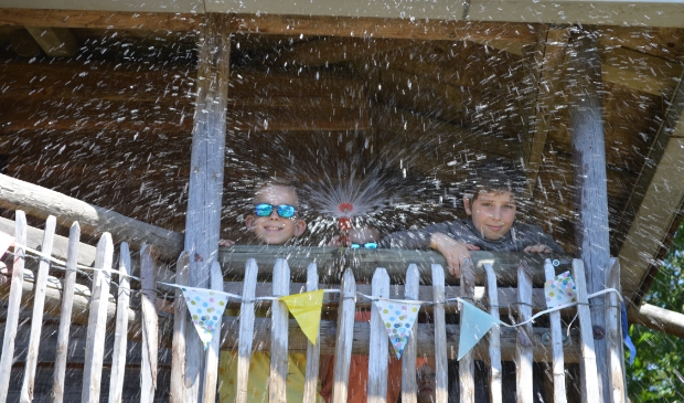 <p>Ruben, Thomas en Max dopen het bomenpad in de Struintuin.</p>