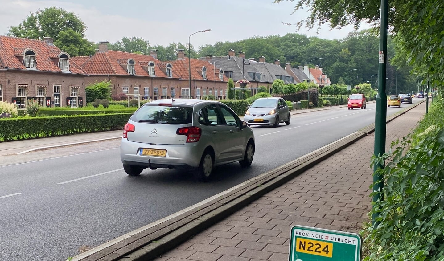 Dagelijks veel verkeer over de Dorpsstraat (N224) in Renswoude.