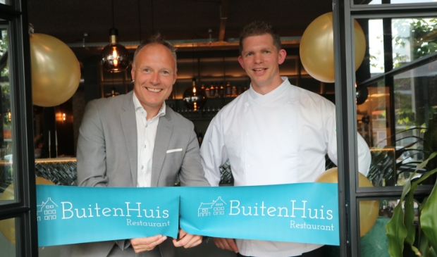<p>Wethouder Patrick Kiel opende restaurant BuitenHuis van Bart Buitenhuis.</p>