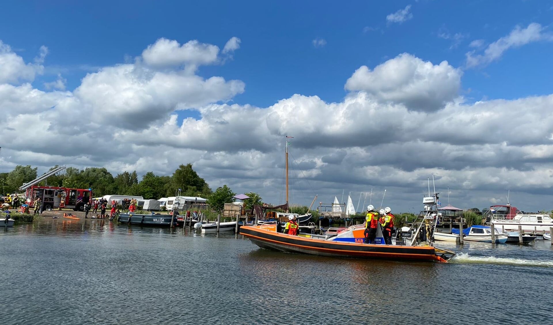 Hulpdiensten bij de haven van vakantiepark RCN Zeewolde.