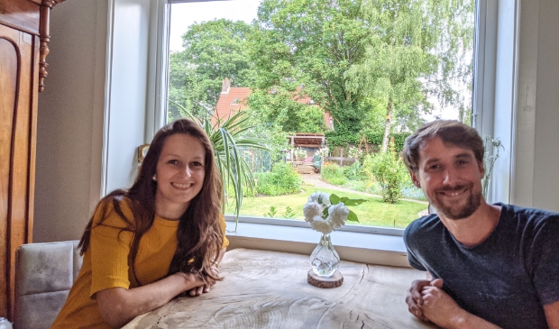 <p>Alida en Nicander zijn trots op hun tuindorphuis. Bij het raam is goed te zien hoe dik de muren zijn geworden.</p>