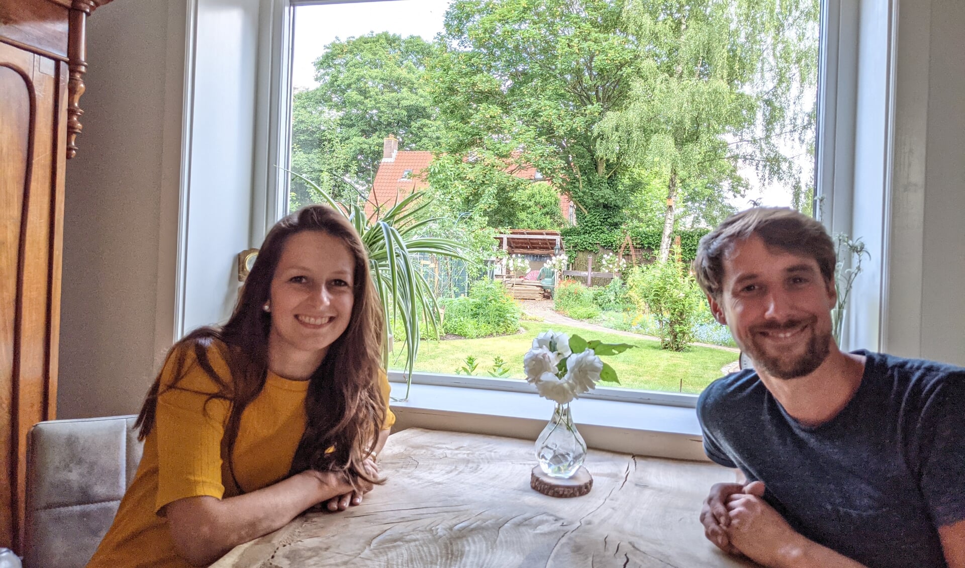 Alida en Nicander zijn trots op hun tuindorphuis. Bij het raam is goed te zien hoe dik de muren zijn geworden.