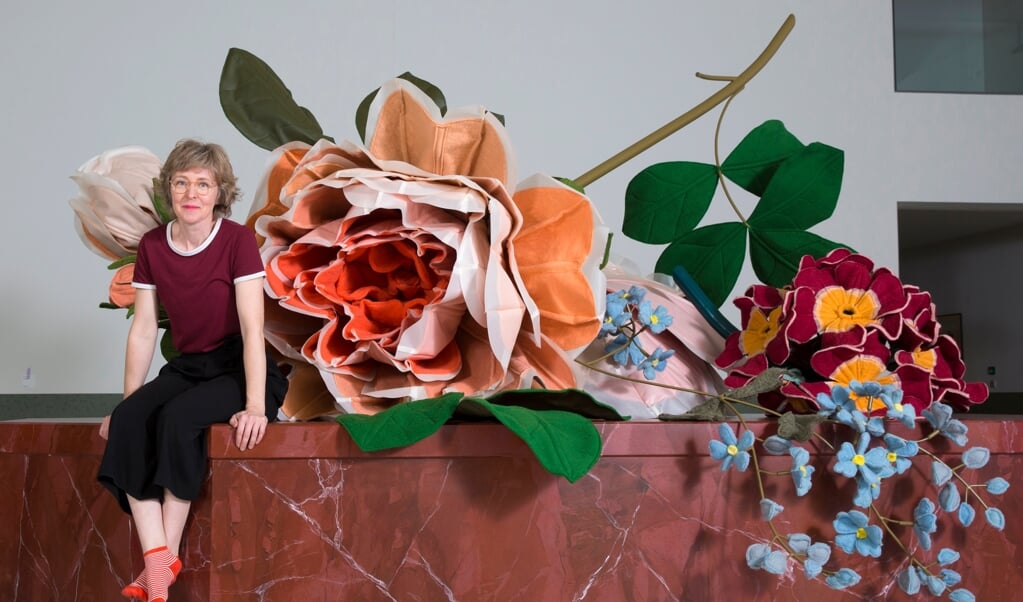 Linda Nieuwstad bij haar expositie in het Noord Brabants museum. Bloemen zijn ook te zien op Utrecht CS.