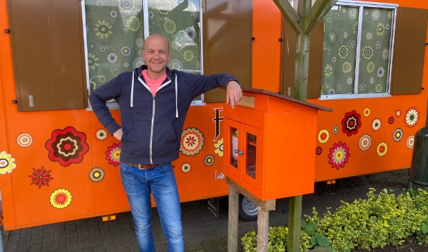 <p>Henri heeft het voedsel deelkastje opgeknapt en geschilderd en toen opgehangen bij hun eigen punt in de wijk, de Pipowagen.</p>