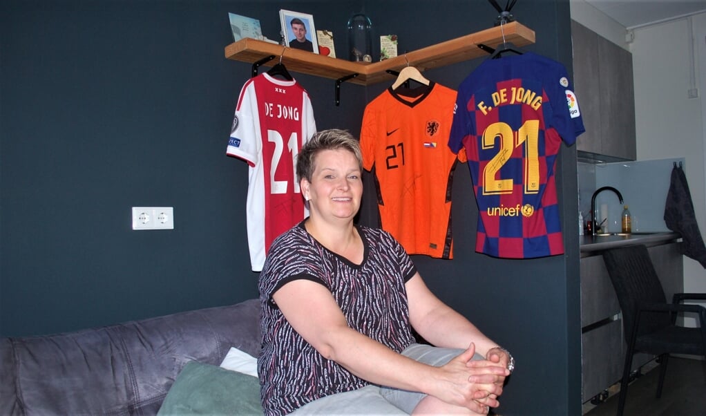 Marjon Schuchhard met enkele prominente shirts van haar zoon Frenkie, in zijn ouderlijk huis in Arkel.