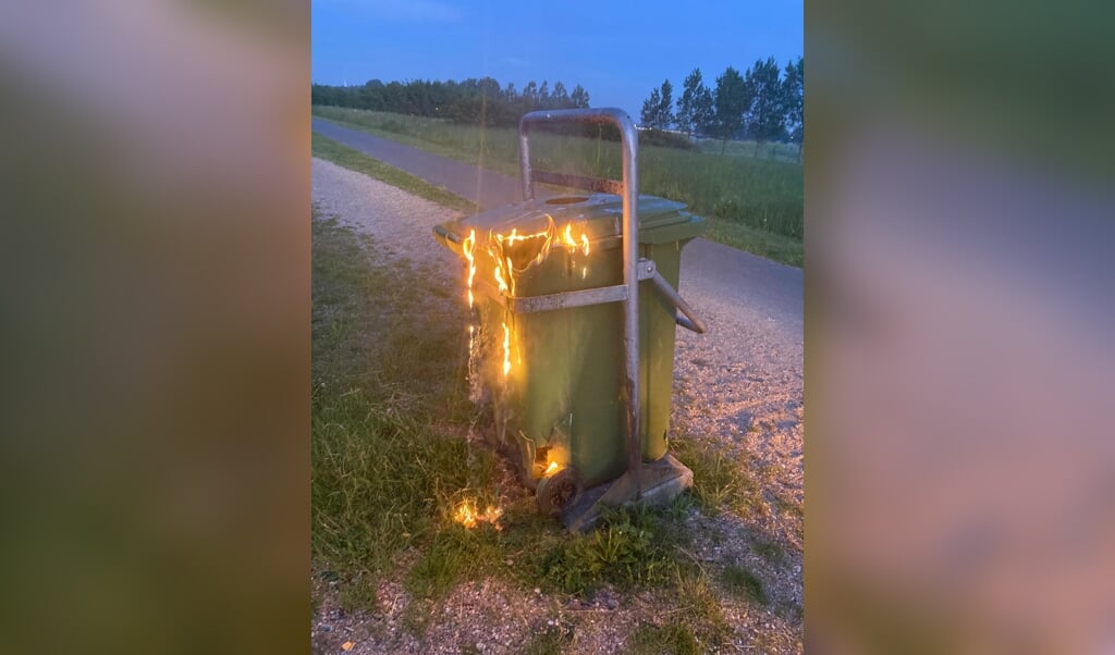 In het Haarlemmermeerse Bos gingen vorige week drie vuilnisbakken in de brand.
