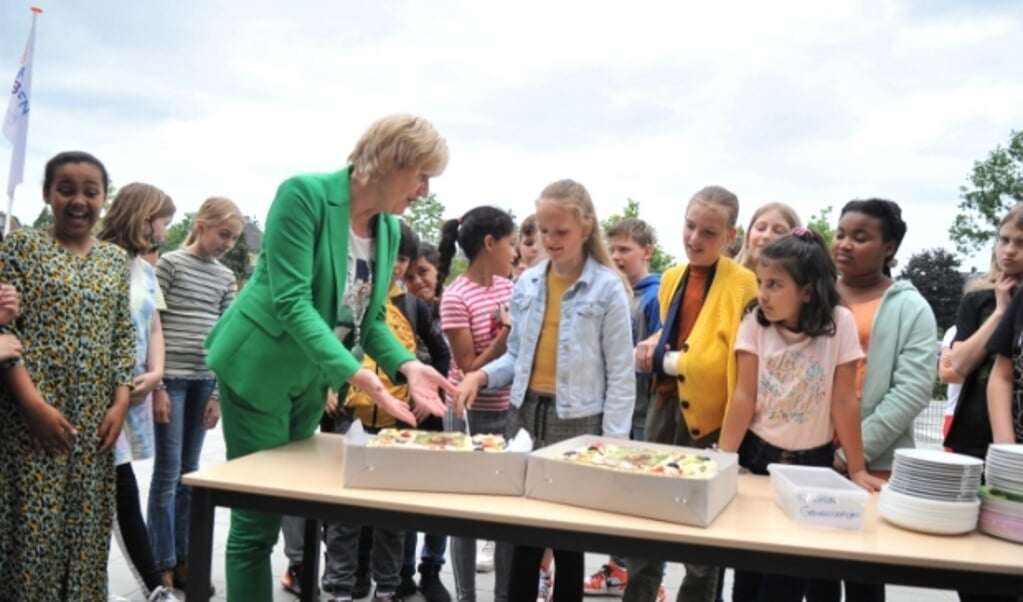 De nieuwe kinderburgemeester Aline Huijgen snijdt met burgemeester Agnes Schaap een taart aan. Foto: gertbudding.nl