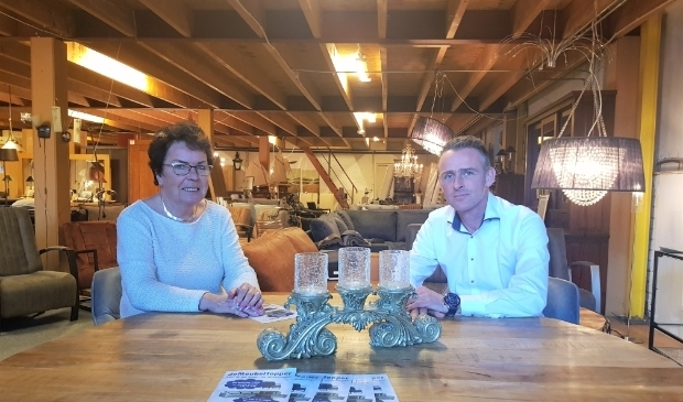 Hennie en Robert Slijkhuis zijn trots op de nieuwe collectie van DeMeubeltopper. (foto: Kees Stap)