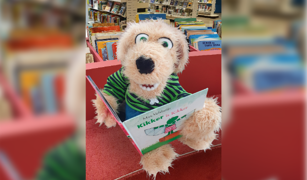 <p>Hondje Biblio heeft het afgelopen jaar vaak online voorgelezen nu gebeurt dat in het echt. </p>