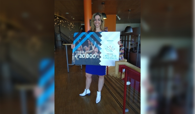 <p>Cultuurmakelaar Bea Nederhoff met de prijs</p>
