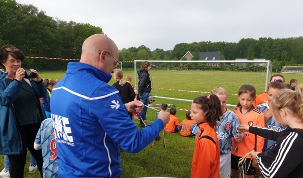 De jeugdafdeling van FC Horst liep ook mee met een medaille als beloning.