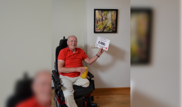 <p>Kees Glaubitz uit Werkendam was de gelukkige winnaar. Achter hem het door hem aangekochte kunstwerk. </p>