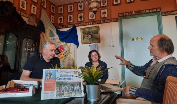 <p>Meteen al overleg tijdens het eerste inloopspreekuur van de Soester Courant in Museum Soest.</p>