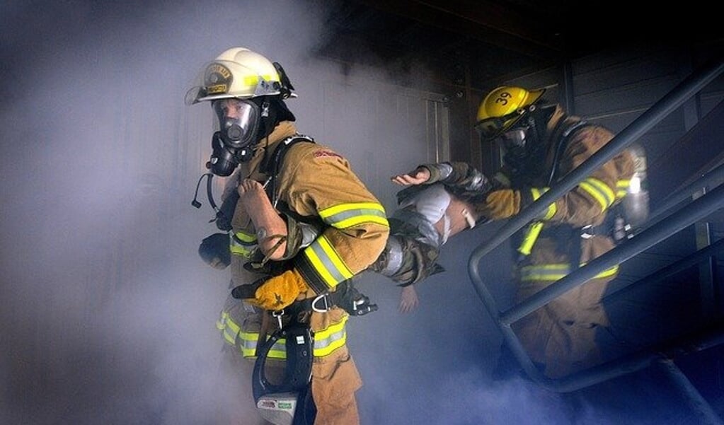 Bij brand in grote gebouwen vormt verspreiding van rook een groot risico voor de bewoners.