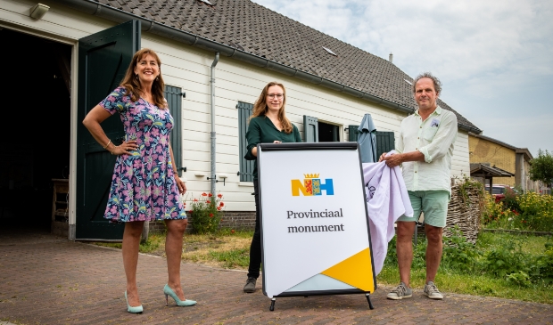 <p>Zita Pels (midden), Marja Ruigrok en Paul Bos bij de onthulling. </p>