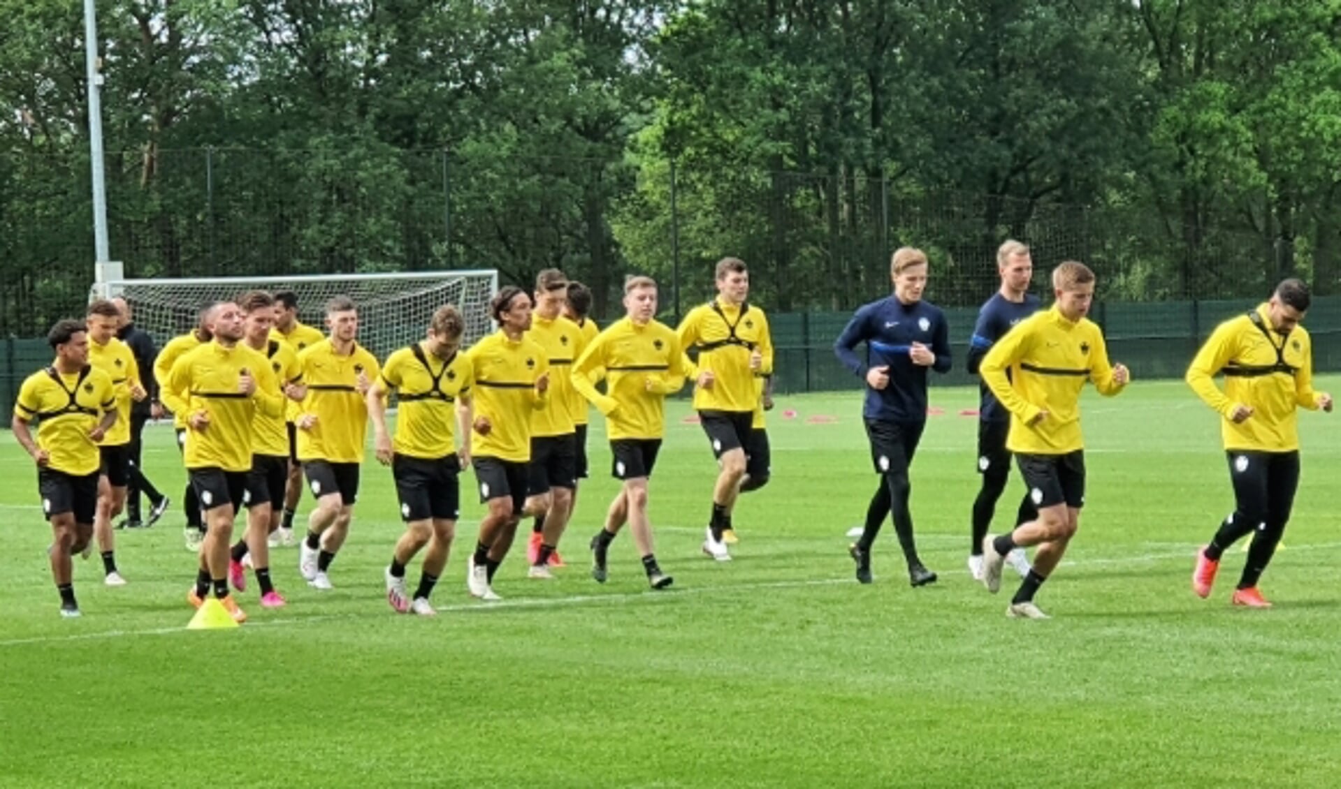 Vitesse trapte het seizoen 2021-2022 af met de eerste training. Ook Wageninger Giovanni van Zwam (tweede van rechts) maakt in de voorbereiding deel uit van de selectie.