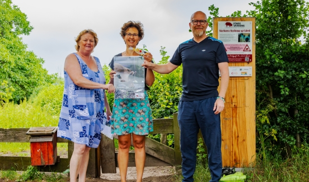 <p>Marijke van den Top krijgt de winnende foto uit handen van de jury</p>