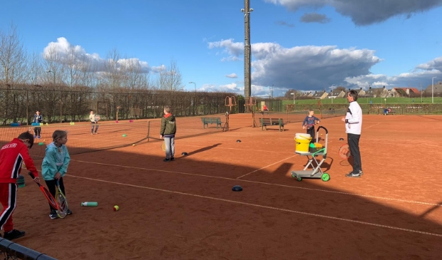 Tennis clinic jeugd met Theo Hoek