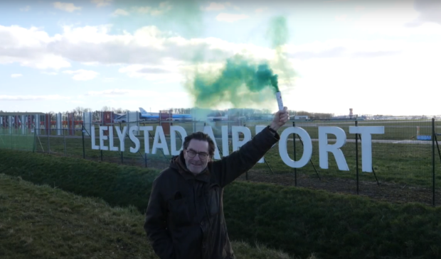 <p>Red de Veluwe-voorzitter Robert Tieskens ontsteekt een noodsignaal voor de Veluwe en tegen de opening van Lelystad Airport.</p>