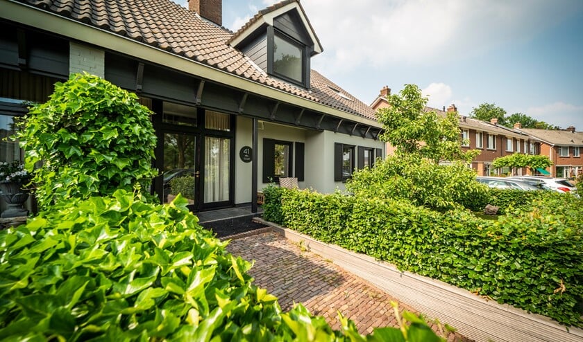 Het jonge gezin woont in een sfeervolle twee-onder-een-kapwoning uit 1980.