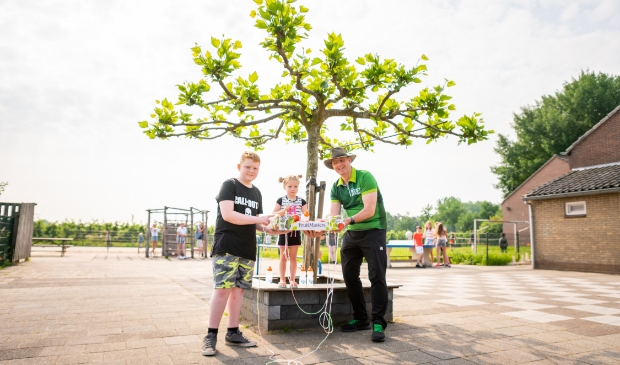 <p>De jongste en oudste leerling van OBS De Bloeiende Betuwe nemen de uitdaging aan. </p>