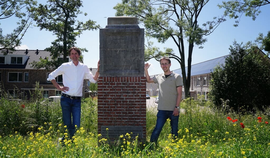 Wethouder Herbert Raat (monumenten) en Norman Vervat van het
Cuypersgenootschap bezochte eerder de banpaal. 