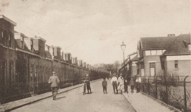 <p>De 55 woningen die we links op de foto’s zien zijn opgeleverd in 1906 en gebouwd in opdracht van de Hollandsche IJzeren Spoorweg Maatschappij. </p>