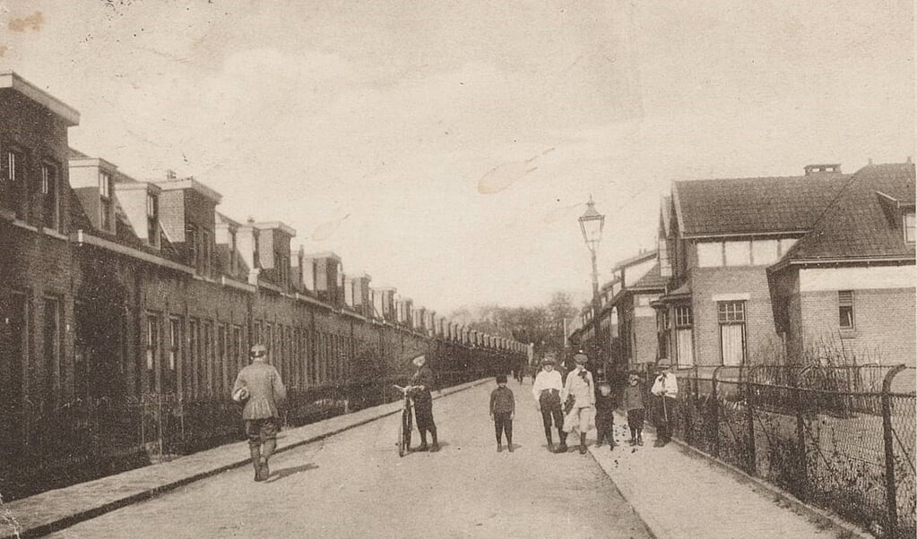 De 55 woningen die we links op de foto’s zien zijn opgeleverd in 1906 en gebouwd in opdracht van de Hollandsche IJzeren Spoorweg Maatschappij.  