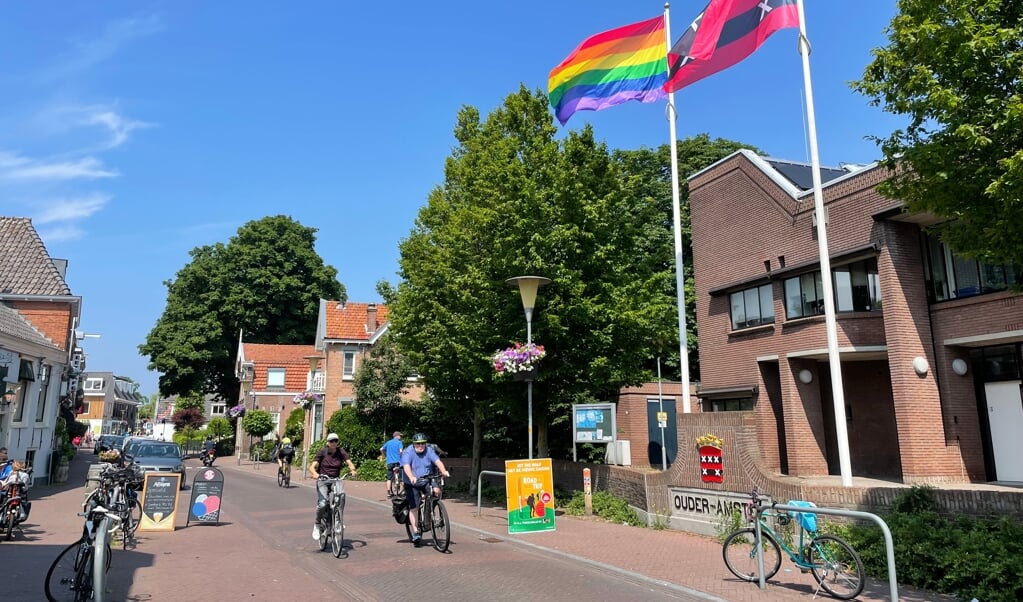Fier wapperde de regenboogvlag bij het gemeentehuis tijdens Nederland-Tsjechië, als protest tegen de anti-homowet in Hongarije.