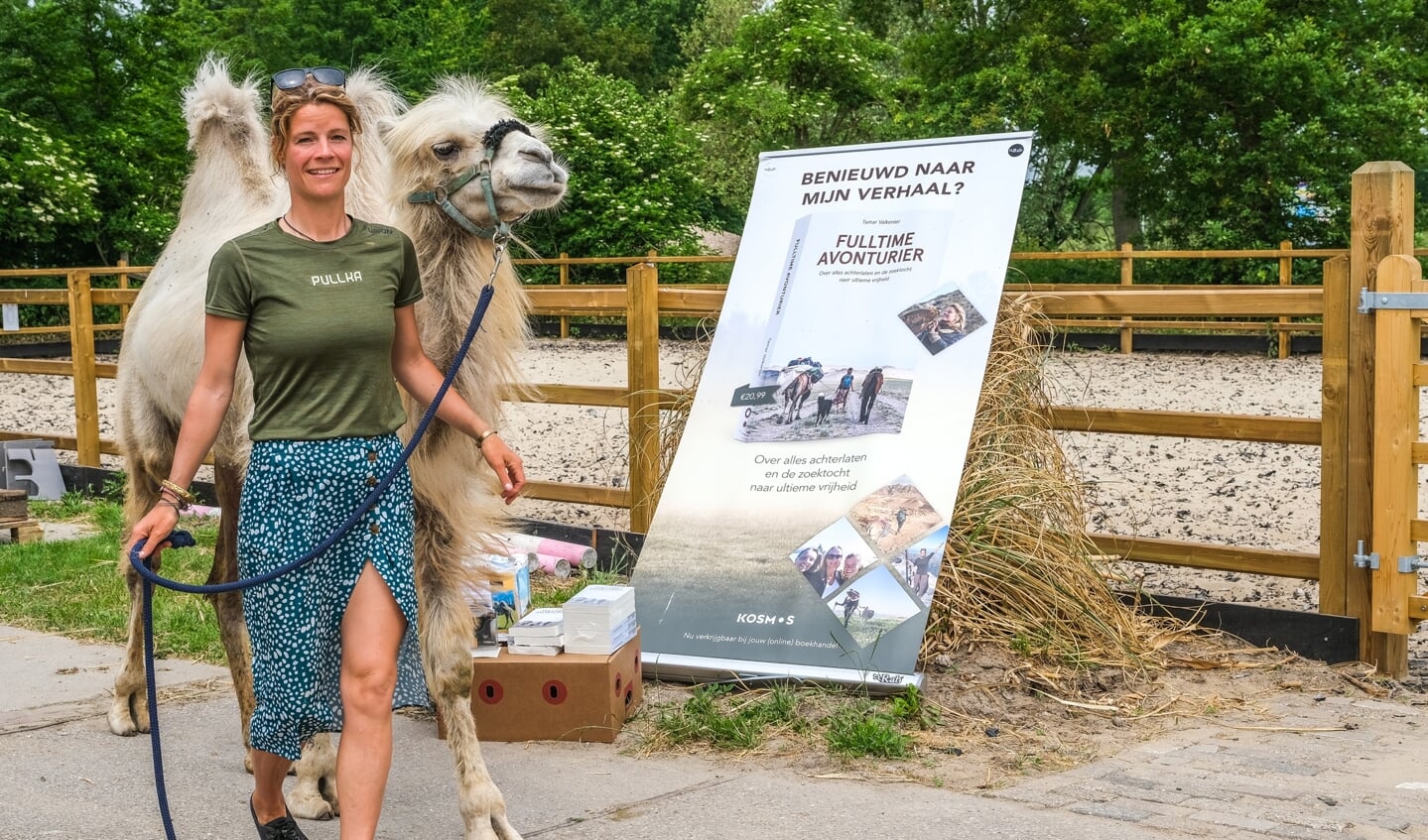 Tamar Valkenier loopt door Nederland met haar kameel Einstein