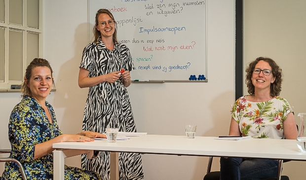 <p>Bente Vetter (links) van Stadsring51 bespreekt de budgetlessen metJanine Drost-Van der Veen (midden) en Renske Broekman, sociotherapeuten bij GGzCentraal.</p>