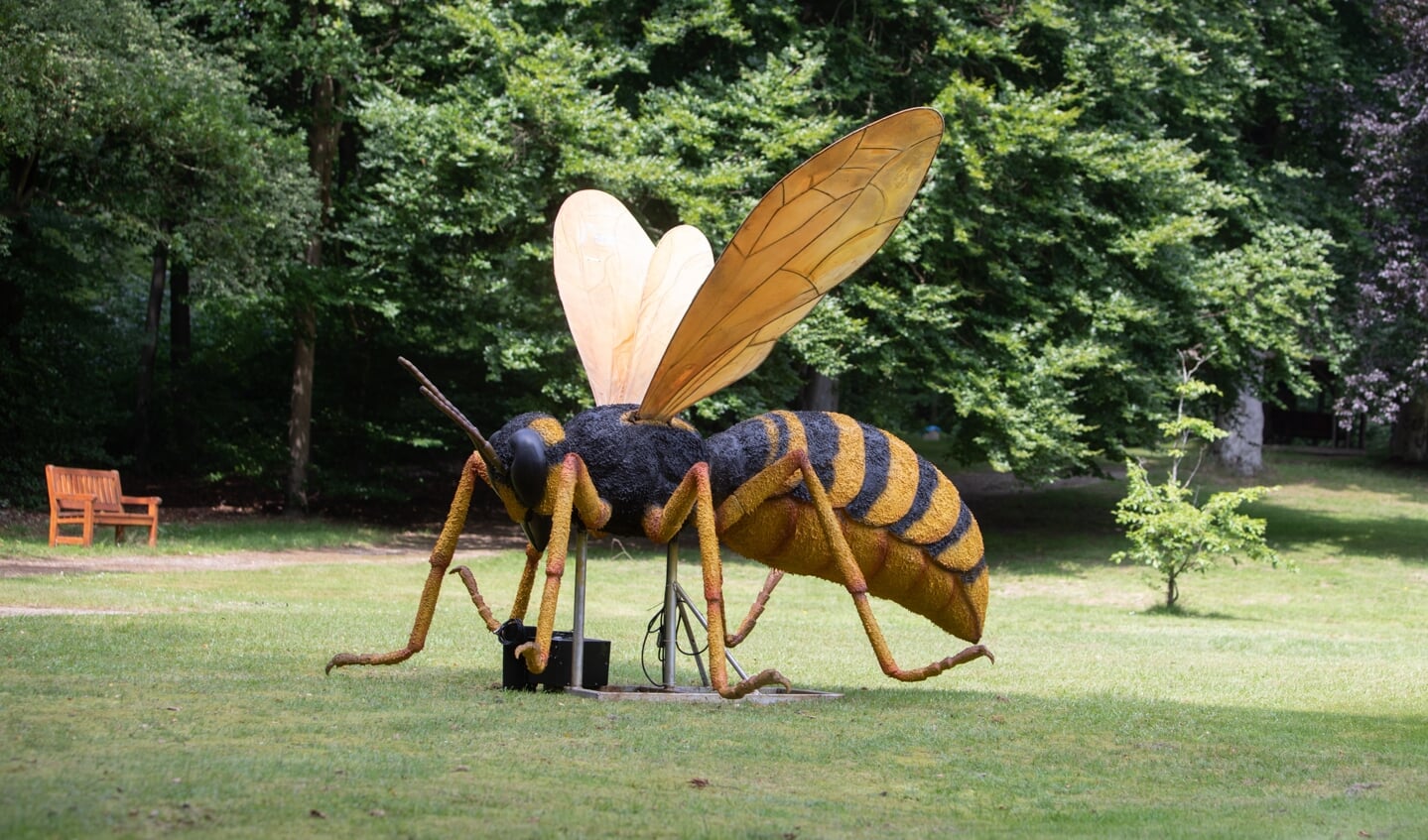 Tientallen enorme insecten bevolken de paleistuin.