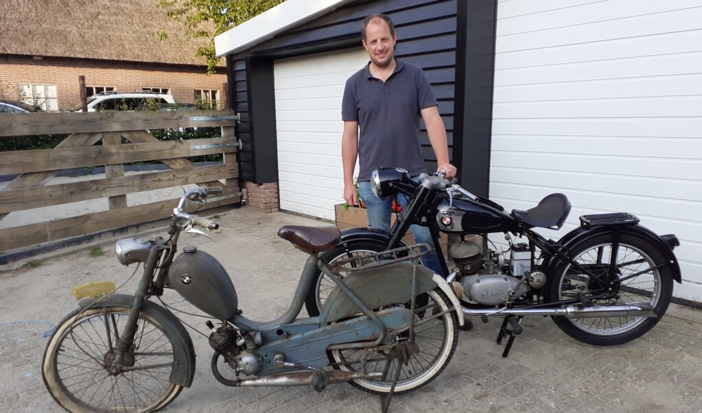 Gerard met de motorfiets uit 1950 en de bromfiets model 'Junior'.