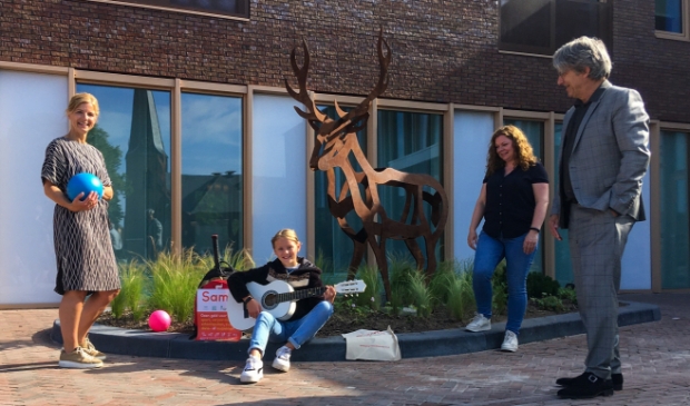 <p>Sam&Putten kan helpen als er geen geld is voor dansles, verjaardagsfeestje of schoolspullen. Heleen Remijn (Stichting Leergeld Randmeren, links), Tanja van Driel (Welzijn Putten/Jeugdfonds Sport & Cultuur) en wethouder Bert Koops zijn blij dat er nu voor elk kind dat bijvoorbeeld wil gitaarspelen mogelijkheden zijn.</p>