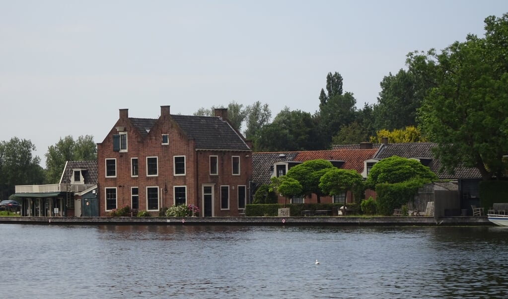 De achterkant van het Jagershuis grenst aan de Amstel.