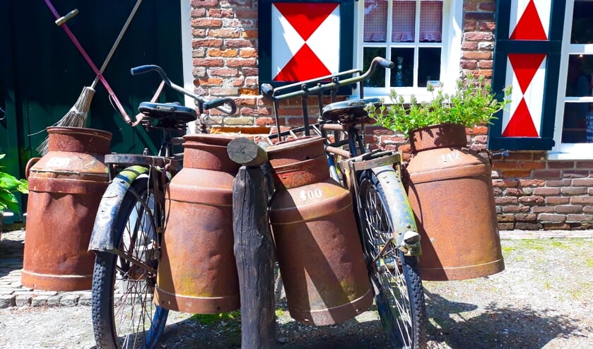 Twee oude fietsen in Schoonoord. 'Ik heb de foto 'fietsvakantie' genoemd.'