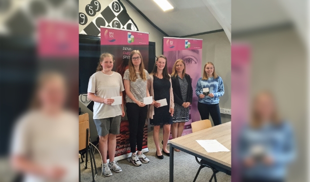 <p>Van l.n.r: Fleur Kruysmulder, Lisa Scholtens, Melanie Voskuil, winnares Olga Kamaleeysa en Nicole de Vries.</p>