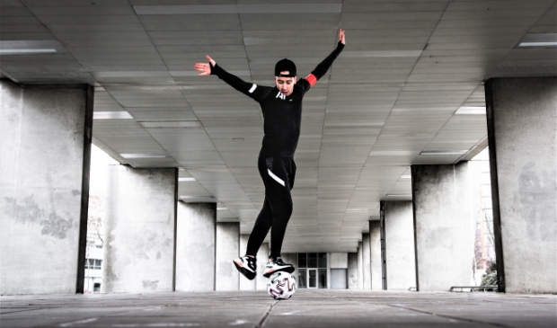 <p>Tweevoudig wereldkampioen groundmoves Nasser El Jackson geeft vrijdag demonstraties tijdens de pannakampioenschappen.</p>