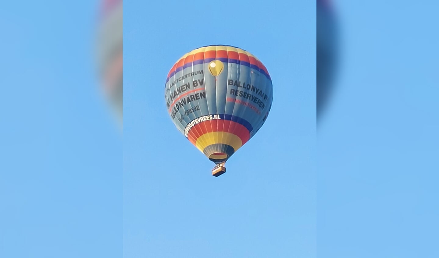 ,,Voor de mooiste vakantieplaatjes is ver reizen soms niet nodig. Een strak blauwe hemel boven Nijkerk op woensdagavond 21 juli jl. met een prachtige luchtballon. Kan het mooier??