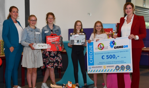 De waardebon van 500 euro aan gereedschap (te besteden bij Van Wijngaarden in Sliedrecht) is gewonnen door: Jenaplanschool (Helen en Emma)